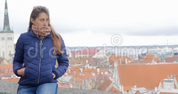 爱沙尼亚塔林老城观景台上坐着的年轻漂亮游客视频的预览图