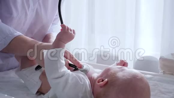儿童治疗医务人员用听诊器在室内听婴儿呼吸视频的预览图