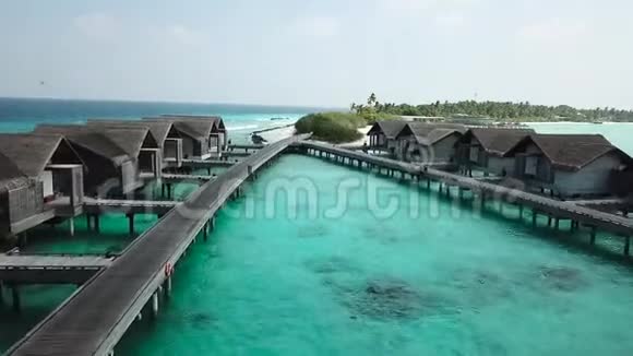 马尔代夫度假村水上平房的空中飞行无人机景观视频的预览图