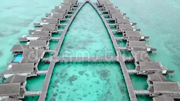 马尔代夫度假村水上平房的空中飞行无人机景观视频的预览图