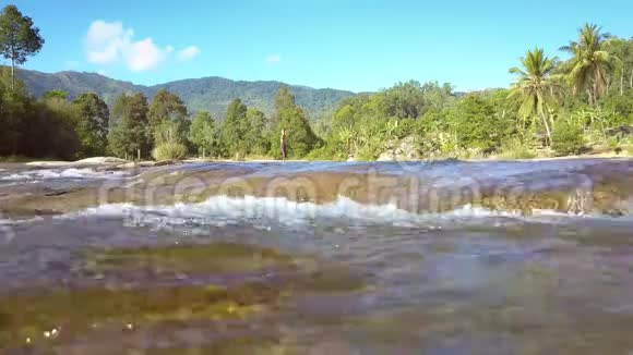 河流水流湍急水流湍急视频的预览图