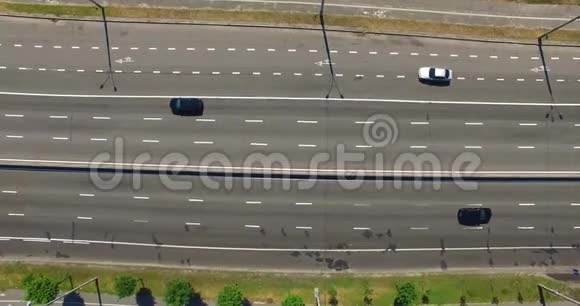 高速公路上的交通不拥挤视频的预览图