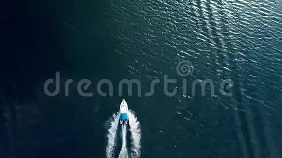 在水上追逐摩托艇比赛的俯视图视频的预览图
