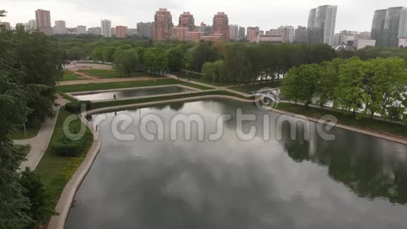 俄罗斯莫斯科莱沃贝雷兹尼区德鲁日比公园的节日池塘视频的预览图