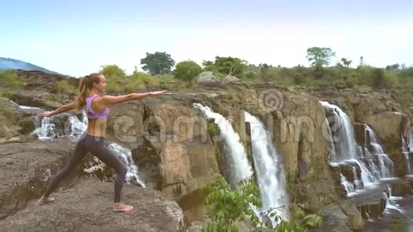 医生从女孩身上移除通过瀑布改变瑜伽姿势视频的预览图