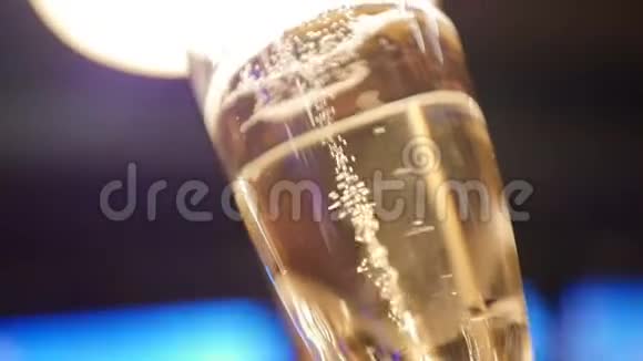 蓝底夜店灯光下的香槟杯视频的预览图