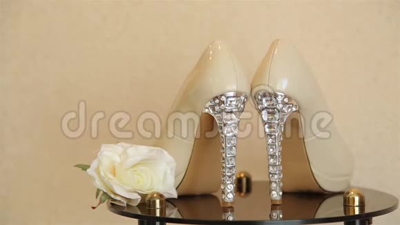 婚礼用的高跟鞋配以透明石头制成的珠宝视频的预览图