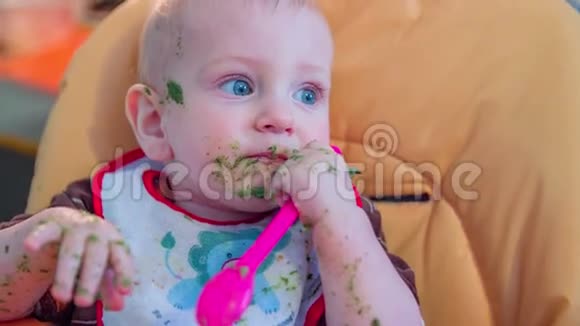 婴儿手中的勺子视频的预览图