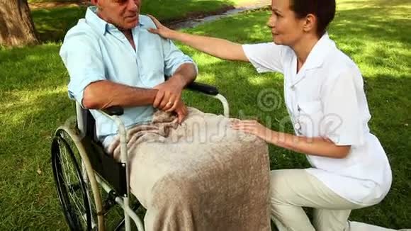 护士和轮椅上的人说话视频的预览图