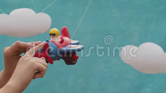 女性手与飞行员一起旋转玩具飞机视频的预览图