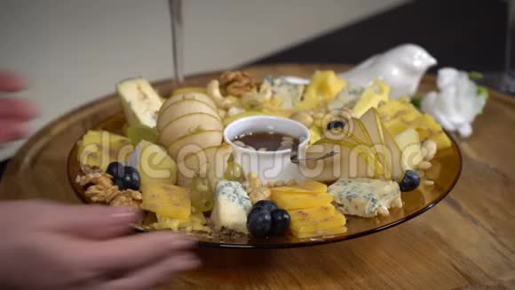在桌子上放一盘奶酪和水果视频的预览图