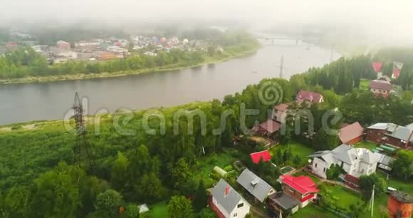 在乡村庭院和郊区居住社区的住宅上俯瞰全景视频的预览图