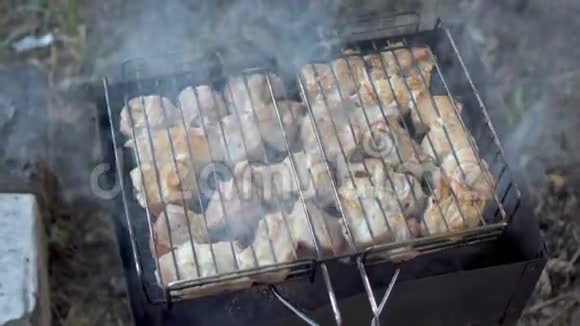 露天烧烤烤架上多汁的肉快关门从上面看到的4k25fps视频的预览图