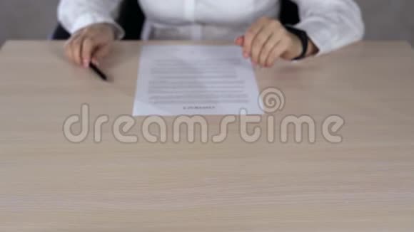 主任与新员工签订合同公司负责人签署文件商业小姐把他的签名视频的预览图