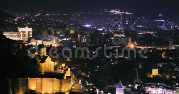 格鲁吉亚第比利斯秋天的夜晚纳里卡拉堡和现代摩天大楼的俯视图格鲁吉亚首都天空视频的预览图