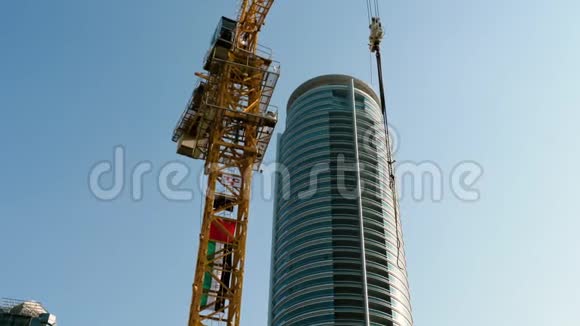 从底部看到的现代玻璃摩天大楼视频的预览图