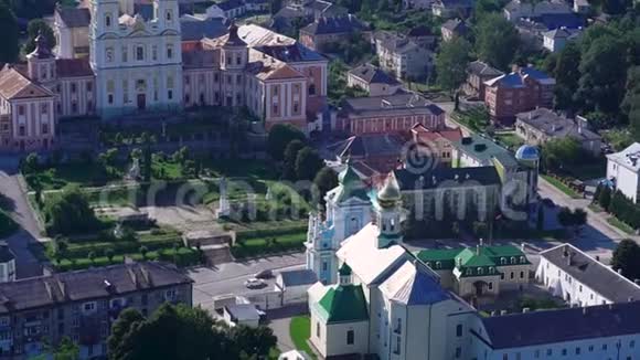 乌克兰Ternopil地区阳光明媚的克雷梅涅茨城市景观建筑视频的预览图