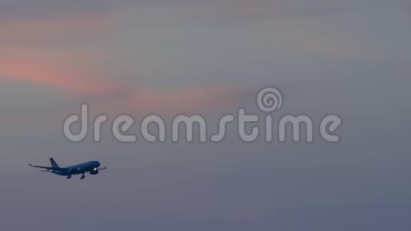 宽体飞机最后在日落时接近视频的预览图