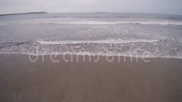 美丽的4K海滩空中鸟瞰海浪从上面拍打空海滩视频的预览图