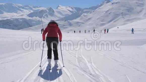 女子滑雪者将滑雪波兰推向滑雪的后景视频的预览图