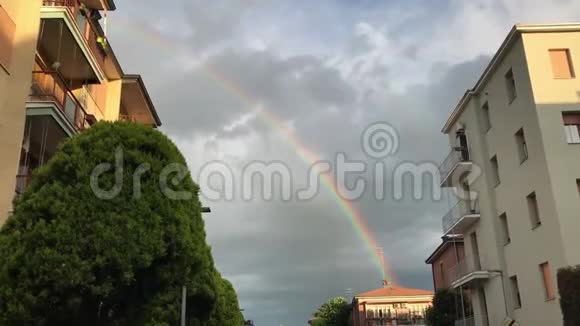 在意大利莫迪纳的云天上彩虹视频的预览图