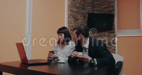 两个办公室工作人员在休息时间在咖啡馆里用信用卡点东西他们是热情的视频的预览图