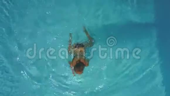 女士在游泳池游泳荡起涟漪视频的预览图