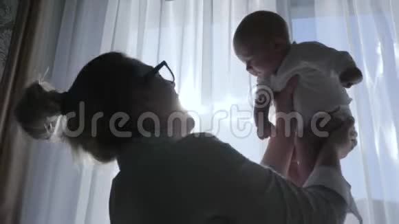 上周末在家靠窗的时候母亲的阴暗面把新生儿举起手来视频的预览图