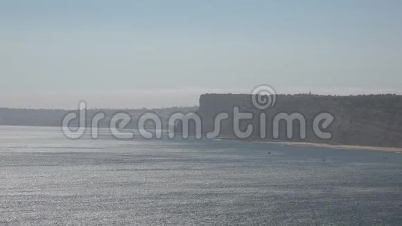 海洋湾悬崖在朦胧的天气视频的预览图