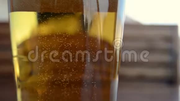 气泡到达啤酒漆顶视频的预览图