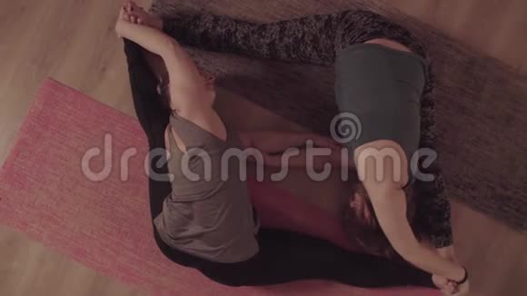 伙伴瑜伽两个女人成双成对做瑜伽体式视频的预览图