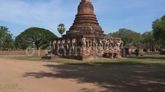 象雕塑在基迪古佛寺的底部瓦索拉萨克泰国Sukhothai视频的预览图