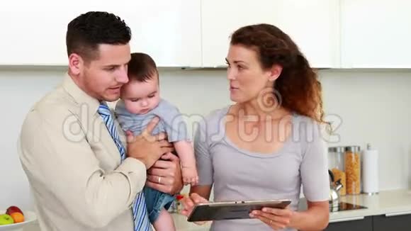 父母使用平板电脑父亲抱孩子视频的预览图