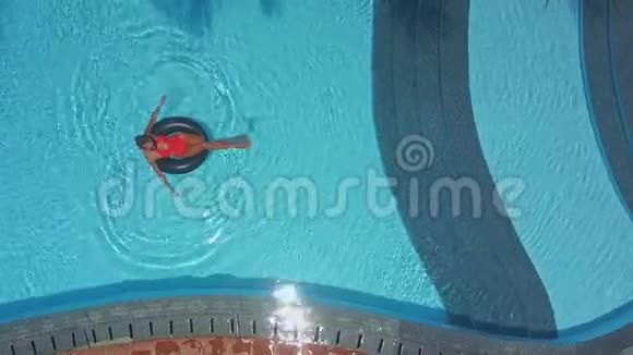 女孩在游泳池的浮标上游泳很愉快视频的预览图