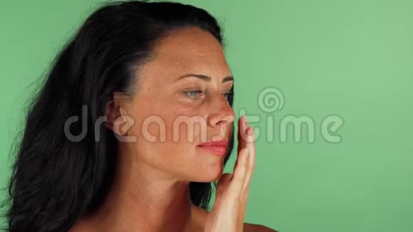 漂亮的成熟女人脸上带着雀斑的笑容视频的预览图