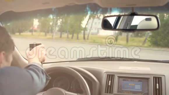 司机在车里伸手拿手机视频的预览图