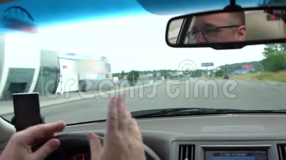 在城里开车的中年男子视频的预览图