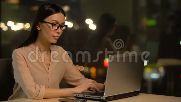 有魅力的亚洲女性坐在有wifi的咖啡馆里打手提电脑自由职业者视频的预览图