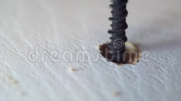 螺丝起子拧在木板上视频的预览图