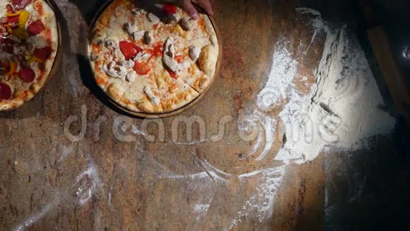披萨在盘子木板上手工切割与披萨切刀顶部视图视频的预览图