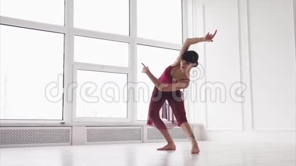 一位年轻女士在现代舞蹈室摆着一间优雅的舞蹈室视频的预览图