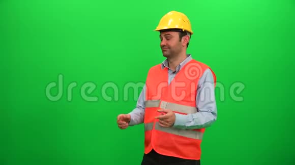 工程师在绿色屏幕上制作演示手势向后看视频的预览图