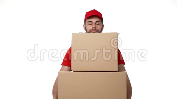 送货员带着沉重的箱子把包裹送到家里视频的预览图
