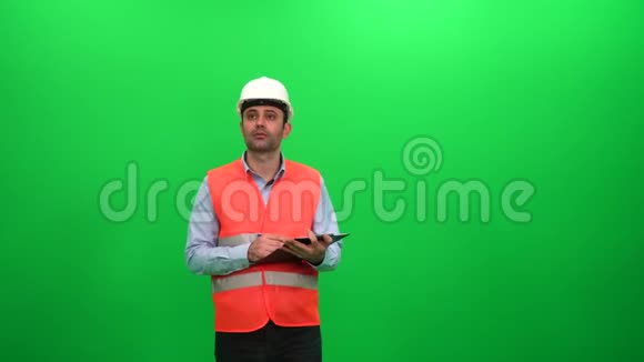 工程师编写绿色屏幕报告视频的预览图