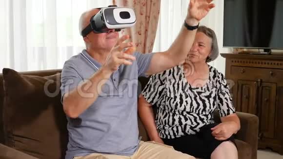 积极的高级夫妻尝试虚拟现实眼镜视频的预览图