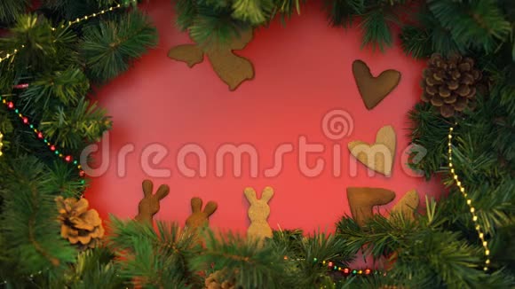 在装饰好的云杉树枝背景上跳舞的姜饼饼干圣诞节视频的预览图