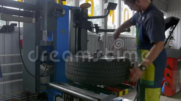 4K型轮胎钳工正在维修一个车轮视频的预览图