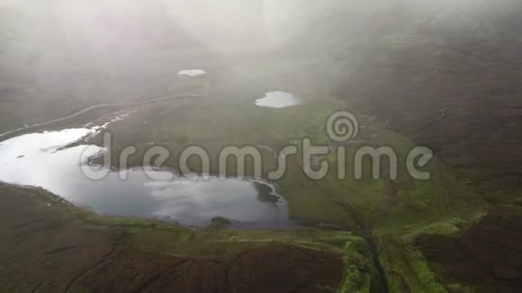 在斯凯岛红狐山的卢奇奎特湖和斯古尔SgurraMhadaidhRuadh的雷暴中无人机飞行视频的预览图