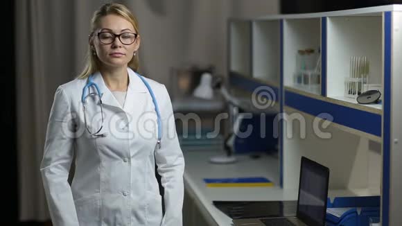 在医院微笑的女医生的画像视频的预览图