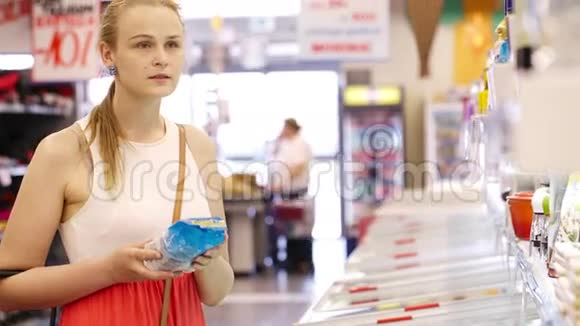 在超市买产品的年轻女子视频的预览图